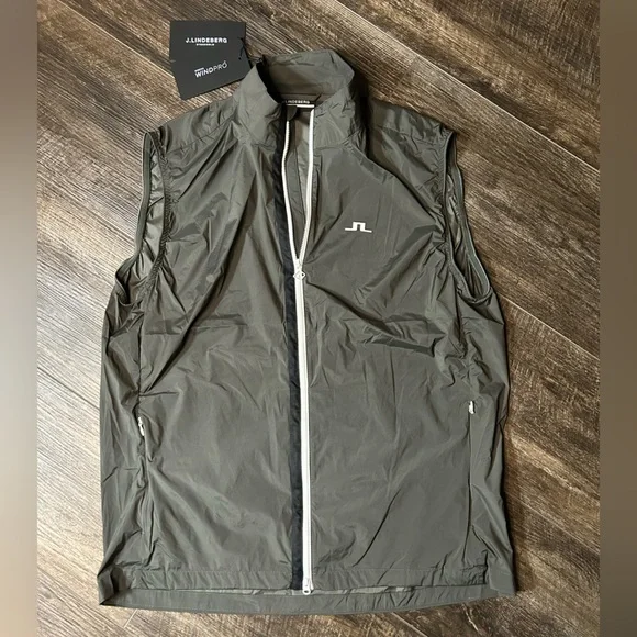 J Lindeberg Men’s Ash Light Packable Vest in Volcanic Ash - Picture 3 of 9